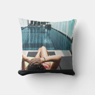 Vrouw over bruine chaistielounge kussen