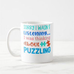 Vrouw puzzelachtige hobby grappige uitdrukking leg koffiemok