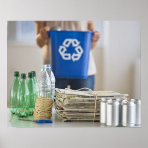 Vrouw: recycling van plastic flessen, blikken en b poster