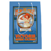 Vrouw Riding Ferry - Victoria, BC Canada Medium Cadeauzakje (Voorkant)