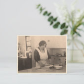 Vrouw rollend deeg in een keuken briefkaart (Staand voorkant)