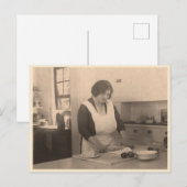 Vrouw rollend deeg in een keuken briefkaart (Voorkant / Achterkant)