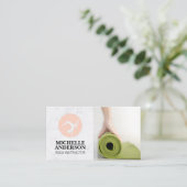 Vrouw rolt yogamat op visitekaartje (Staand voorkant)