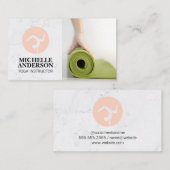 Vrouw rolt yogamat op visitekaartje (Voorkant / Achterkant)