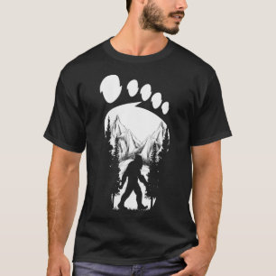 Vrouw Sasquatch of Bigfoot in de voetafdruk van he T-shirt
