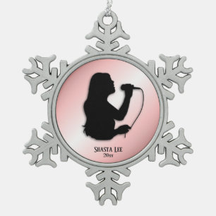 Vrouw Singer Roze Persoonlijke naam en datum Tin Sneeuwvlok Ornament