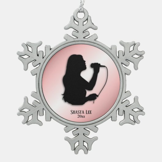 Vrouw Singer Roze Persoonlijke naam en datum Tin Sneeuwvlok Ornament (Voorkant)