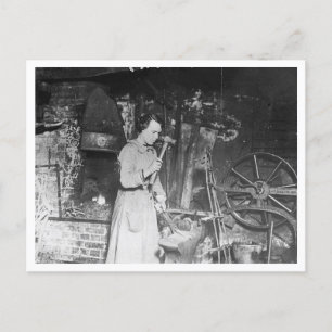 vrouw smid werken 1920 briefkaart
