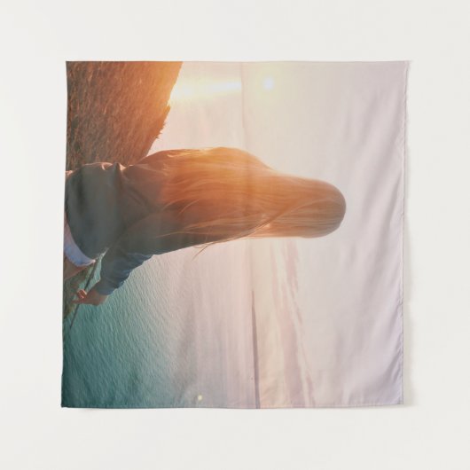 Vrouw staat in de buurt van het waterlichaam tijde wandkleed (Voorkant (horizontaal))