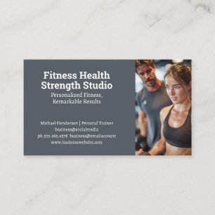 Vrouw traint in sportschool   Fitness Visitekaartje