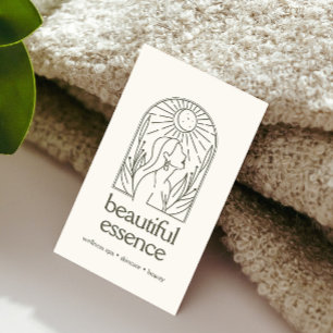 Vrouw verlaat Moon Arch Wellness Day Spa SAGE Visitekaartje