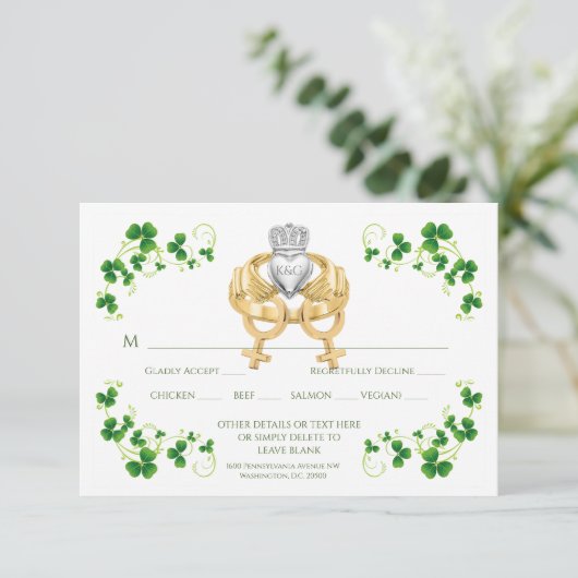 Vrouw Vrouw Irish Claddagh Ring and Shamrocks RSVP Kaartje (Staand voorkant)