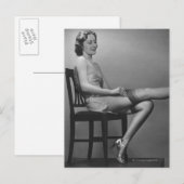 Vrouw zit op de stoel briefkaart (Voorkant / Achterkant)