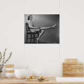 Vrouw zit op de stoel poster (Keuken)