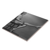 Vrouw zit op de stoel tegeltje (Zijkant)