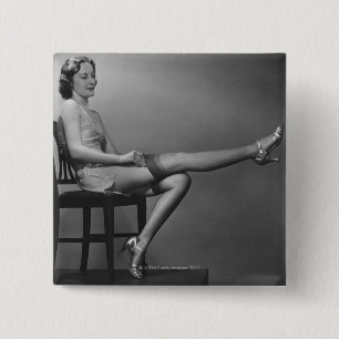 Vrouw zit op de stoel vierkante button 5,1 cm