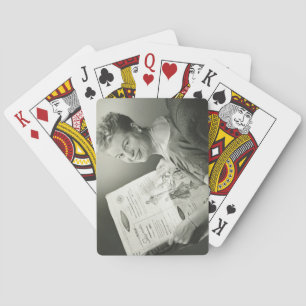Vrouw zit voorgezeten pokerkaarten