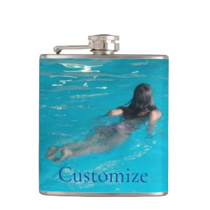 Vrouwelijk model zwemt in Thunder_Cove Heupfles