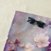 Vrouwelijk wit glam goud Paarse bloemen Strandlaken (In situ)