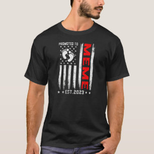 Vrouwelijke Amerikaanse vlag promoot bij meme EST T-shirt