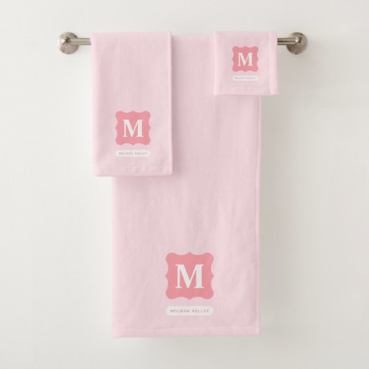 Vrouwelijke Blush Roze Minimalist Chique Monogram Bad Handdoek (Insitu)