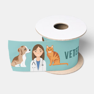 Vrouwelijke dierenarts met puppy en kat blauw lint