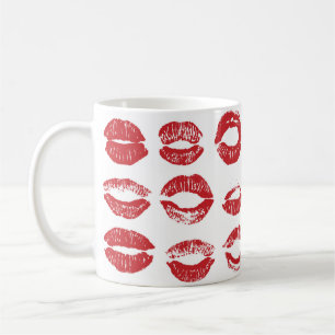 Vrouwelijke lippen hebben een set. Met de hand get Koffiemok