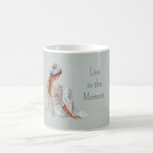 Vrouwelijke mooie lichtblauwe jurk koffiemok
