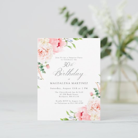 Vrouwelijke Roze Bloemige Verjaardagsfeest Surpris Uitnodiging Briefkaart (Staand voorkant)