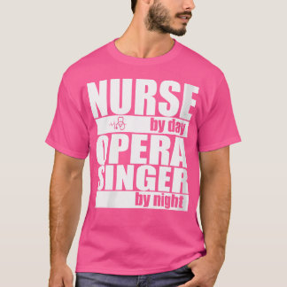 Vrouwelijke verpleegster overdag operazangeres 's t-shirt