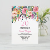 Vrouwen 70e verjaardag nodigt roze bloemen uit kaart (Staand voorkant)