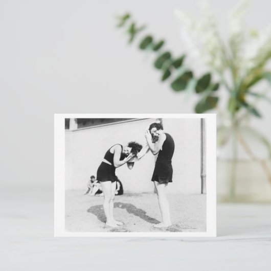 Vrouwen die hun haar drogen in het strand briefkaart (Staand voorkant)