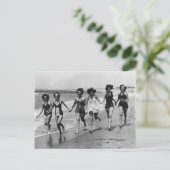 vrouwen die op het strand lopen briefkaart (Staand voorkant)