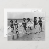vrouwen die op het strand lopen briefkaart (Voorkant / Achterkant)