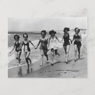 vrouwen die op het strand lopen briefkaart