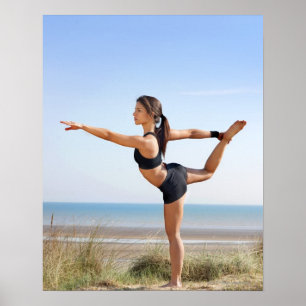 Vrouwen die op het strand yoga beoefenen poster