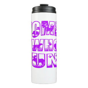 Vrouwen die op Thermische Tumbler met Paarse Logo Thermosbeker