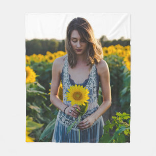 Vrouwen die op zonnebloemveld staan fleece deken