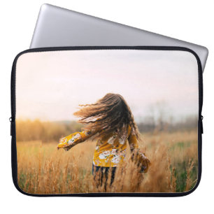 Vrouwen die overdag op het veld lopen laptop sleeve
