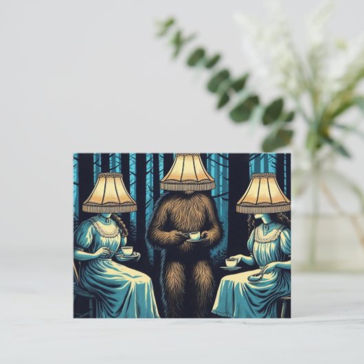 Vrouwen en Sasquatch in de Forest Lampshade Petten Briefkaart (Staand voorkant)