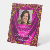 Vrouwen Fuchsia Gold Foto Verjaardag Welkomsttafel Reclamebord Met Voetstuk (Voorkant)