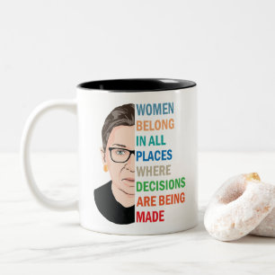 Vrouwen horen op alle plaatsen bij Ruth Bader Gins Tweekleurige Koffiemok