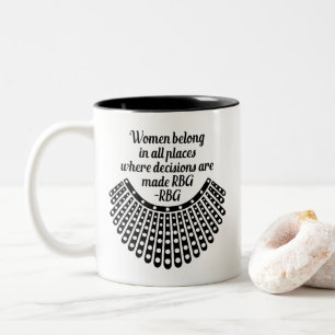 Vrouwen horen thuis op alle plaatsen waar besluite tweekleurige koffiemok