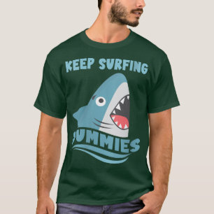 Vrouwen houden surfende dummy's die haaiensurfen t-shirt