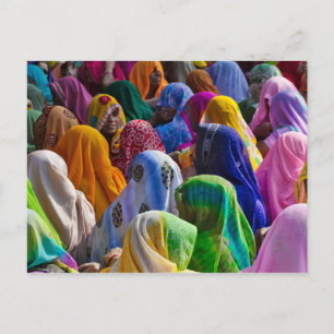 Vrouwen in kleurrijke saris komen bij elkaar briefkaart