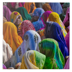Vrouwen in kleurrijke saris komen bij elkaar tegeltje
