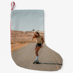 Vrouwen in wit shirt die morgenochtend op de weg r kleine kerstsok