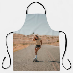 Vrouwen in wit shirt die morgenochtend op de weg r schort