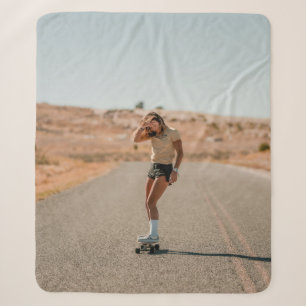 Vrouwen in wit shirt die morgenochtend op de weg r sherpa deken