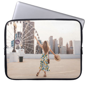 Vrouwen in witte en blauwe bloemenjurk met pet laptop sleeve